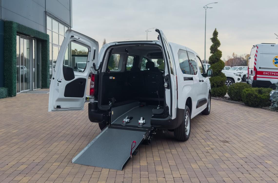 Мінівен з місцем для пасажира у кріслі колісному