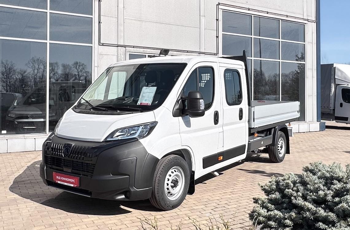 Вантажний автомобіль з дубль кабіною